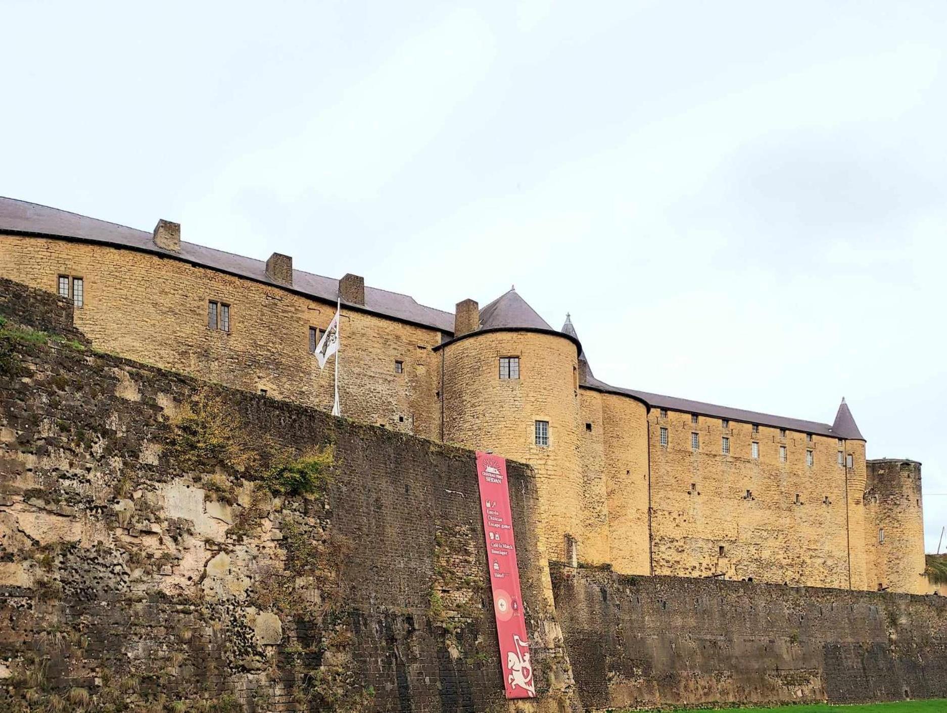 L'Elegant Des Remparts, Vue Sur Chateau Fort Sedan Eksteriør billede